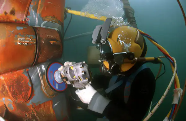 UnderwaterWelding-sirene-plongee-sodure-sous-marine-cleaning-boat-uderwater